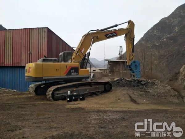 FR260E2-HD挖掘机正在作业