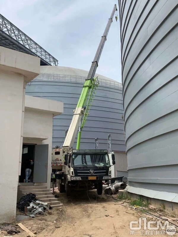 在河钢乐亭钢铁项目建设中，吊装施工场地非常狭小，空中对接技术难度大，雷萨设备凭借稳定灵活的转场能力和操作精度，高效完成了吊装任务。