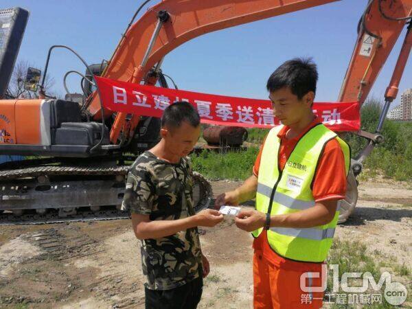 辽东公司服务人员向客户介绍日立建机官方抖音及微信 