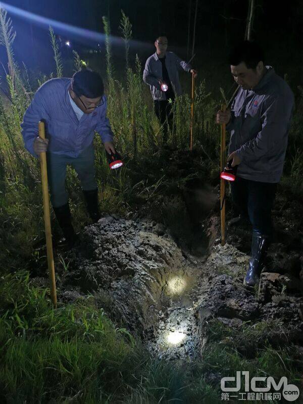 华菱车身涂装车间主任袁佐明参加过几次抗洪抢险，对防汛的注意事项非常了解