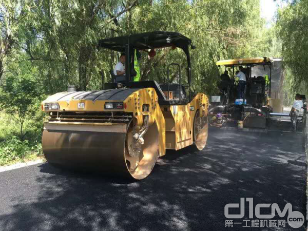 CAT CB13双钢轮振动式压路机在武汉郊区农村公路改造中表现出色，深受用户好评 