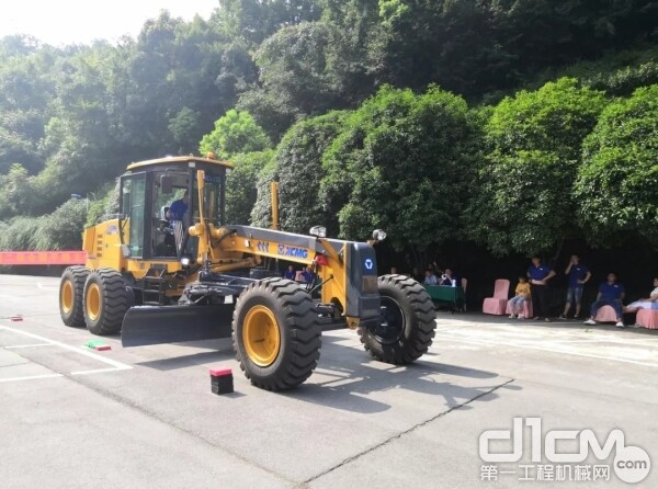 顶住烈日，精细操作叫好连连