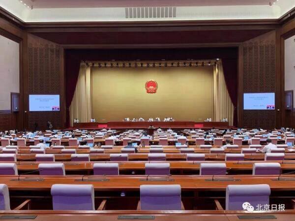 北京市人大常委会会议现场，市人大财经委正在对计划上半年执行情况提出意见和建议。