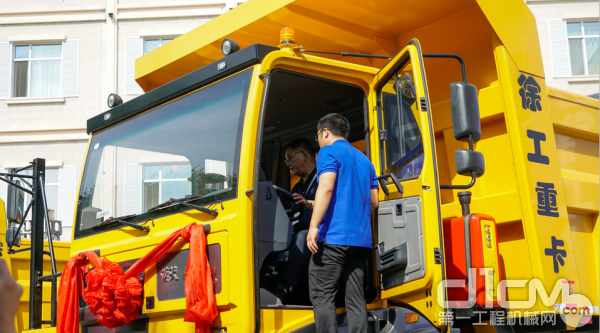 徐工非公路宽体自卸车