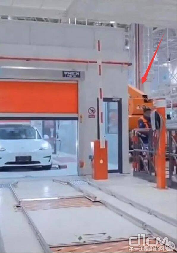 鼎力电动臂车也已进驻特斯拉超级工厂(无尘车间)
