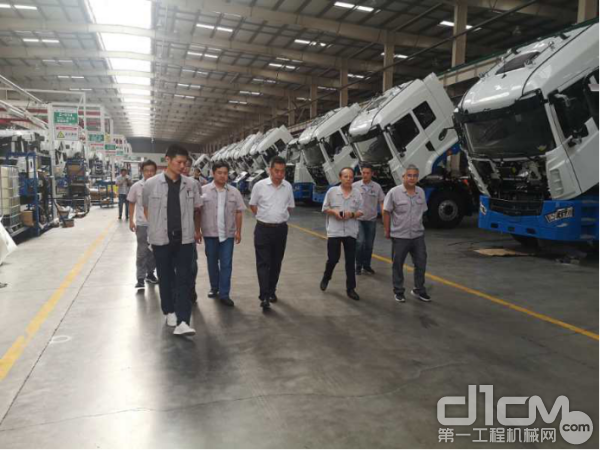 董事长刘汉如来到新能源汽车总装车间，看望和慰问了奋战在生产一线的新能源汽车员工