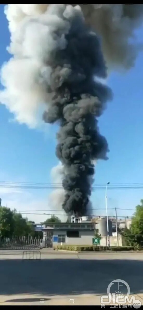 8月3日下午，湖北仙桃市西流河镇一化工厂发生闪爆，黑烟形成“蘑菇云”直冲云霄。受访者拍摄视频截图