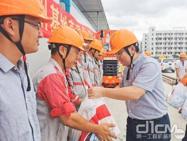 章总为广州基地一线员工一一发放防暑降温用品 