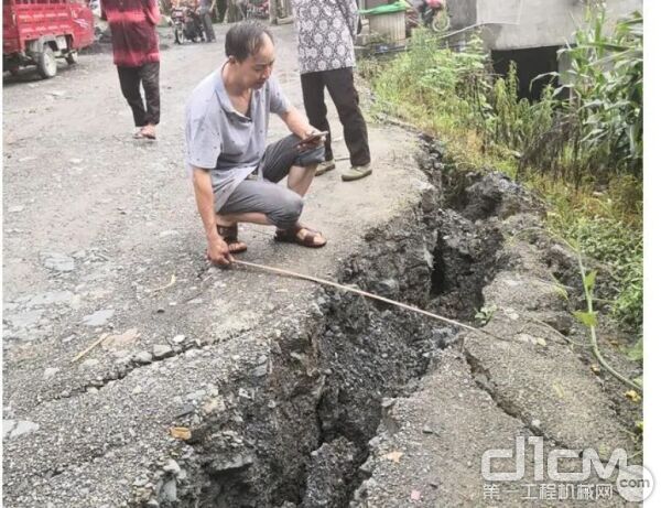 7月20日，湖北省利川市文斗镇马桑坡村省道因汛情严重塌陷