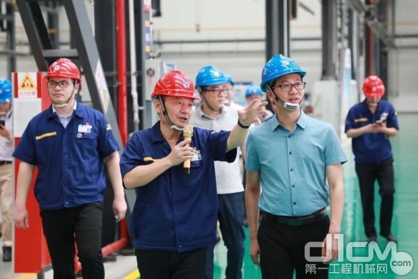 众能联合创始人、CEO杨天利抵达徐州参观徐工消防智能制造新基地