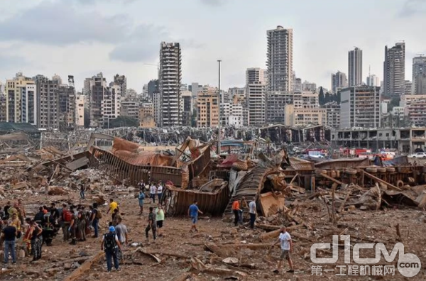 黎巴嫩首都贝鲁特港口区发生大爆炸
