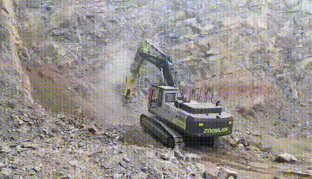 ▲搭配195锤的挖掘机进行矿山破碎作业