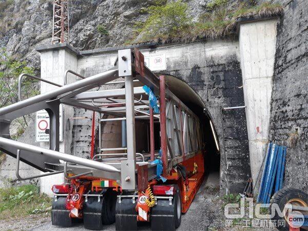 △中联重科塔机交付客户途中所需经过的狭窄隧道