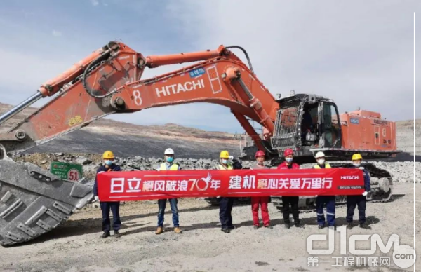 送清凉活动合影