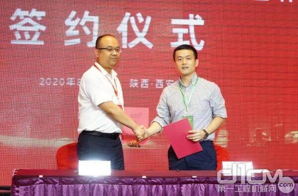 王博代表恒盛与中国建筑一局（集团）有限公司西北分公司签订了战略合作协议 