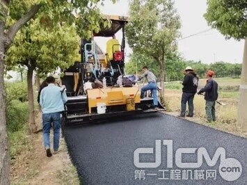 三一SAP45C-8摊铺机在乡村公路施工现场