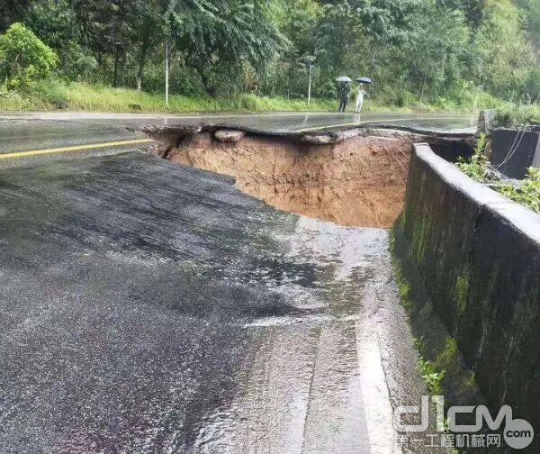 云南元绿二级公路绿春县戈奎乡加梅村段发生路基坍塌