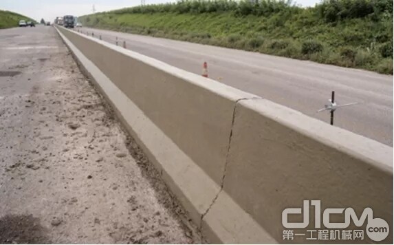 经过维特根 SP 15 水泥滑模摊铺出来的混凝土防撞墙成品质量高