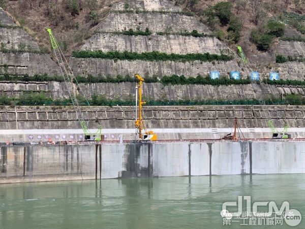 图为某水电站工程，新款宝峨BG 28在仅有6.5米宽的坝顶施工