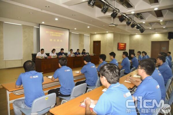 徐工消防服务备件中心副总经理朱奔为受训学员颁发结业证 
