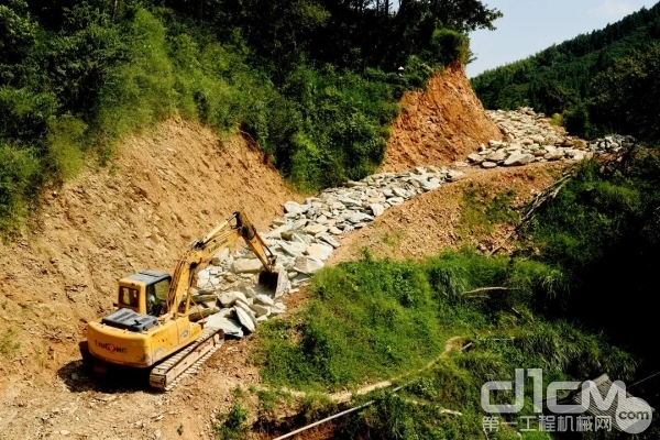 柳工挖掘机助力当地道路建设