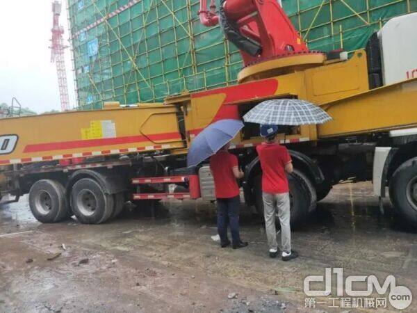 三一工程师风雨中为客户解决设备问题