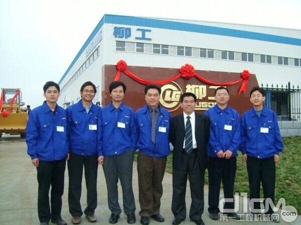 2003年，江苏柳工开业庆典，曾光安与员工合影