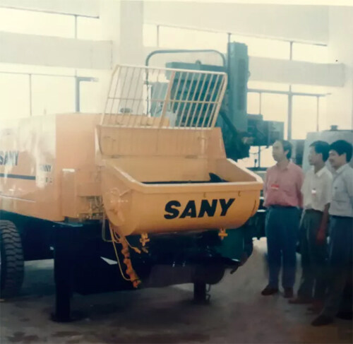 1993年，三一重工实现重大突破，下线国内第一台自主研发的混凝土拖泵 