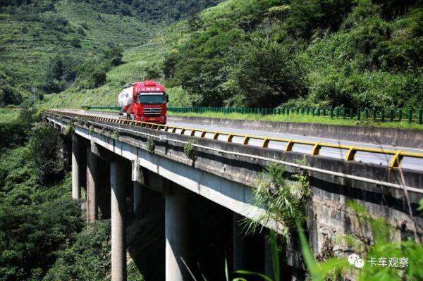 红岩杰狮560大马力牵引车