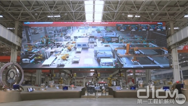 三一重工18号厂房是亚洲最大的智能制造车间，图为厂房中的智能中控大屏。