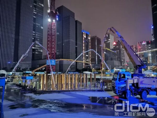 徐工V7系列泵车助力南京“最强摩天群”加速崛起