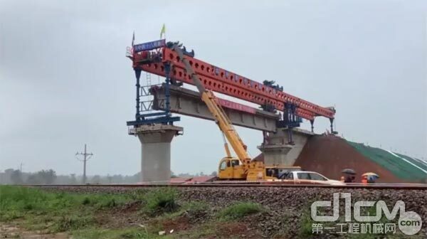 西非某铁路顺利完成的首座T梁架设，徐工设备表现抢眼 