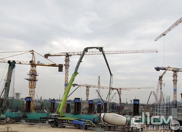 ▲中联重科泵车助力杭州西站建设