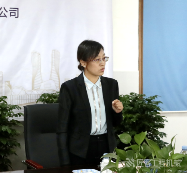 中国工程机械工业协会代理商工作委员会秘书长杨志芳女士致辞