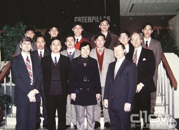 1993年12月，高二庆（前排左二）带队到卡特彼勒总部参加培训
