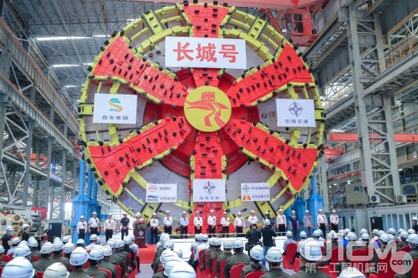 完全自主研发设计制造的中国最大直径泥水平衡盾构机——“长城号”