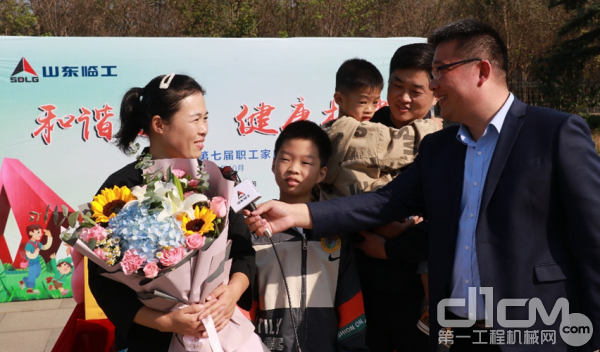 获评“最美家庭”的装载机事业部道路机械车间王亮亮家庭参与线上直播