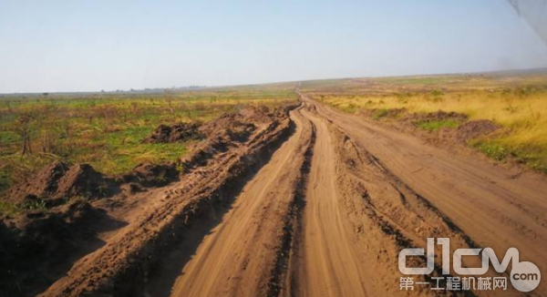 中国土木签刚果(金)卢安博-基尤博公路升级项目