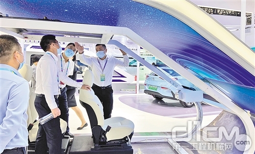 数字中国建树峰会预会者鉴赏福耀玻璃的品质科技产物