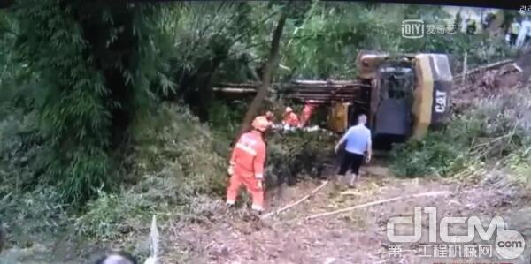 一辆挖掘机在重庆某乡镇公路边作业时，不慎翻覆到路边护坡下