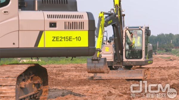 中联重科E-10系列挖掘机正在施工 图
