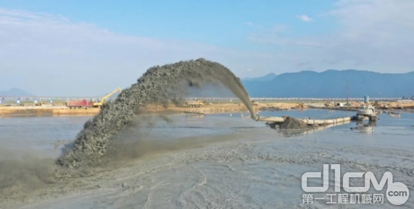 吹沙管道持续向外喷发出大量泥沙