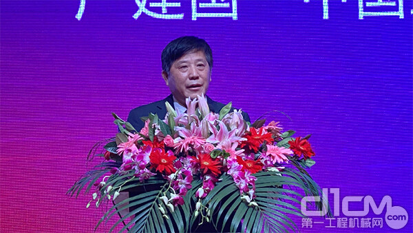 中国工程机械工业协会副秘书长严建国主持会议