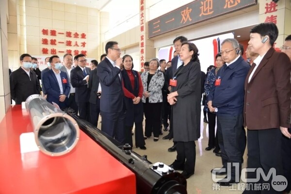 唐修国总裁介绍液压油缸产品
