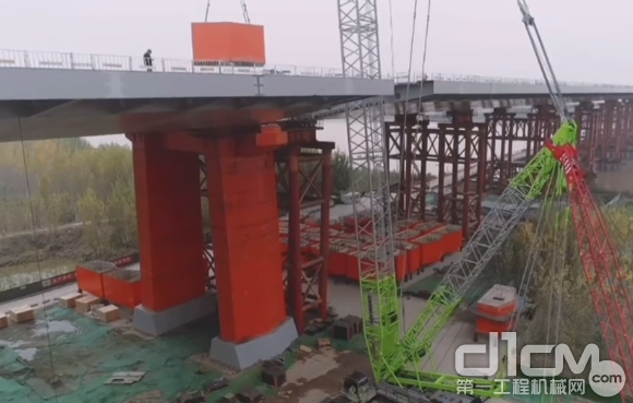 中联重科起重机强力助建济南凤凰路黄河大桥