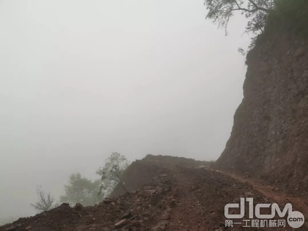 挖机修出来的山路