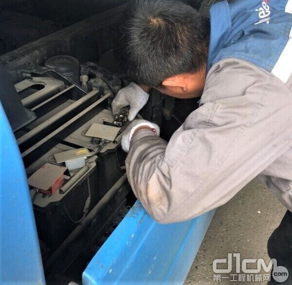 专业维修人员仔细检查车辆外观及车体零部件磨损情况