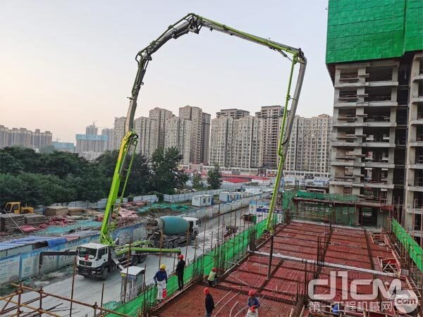 中联重科“凌云”系列三桥50米泵车正在施工 