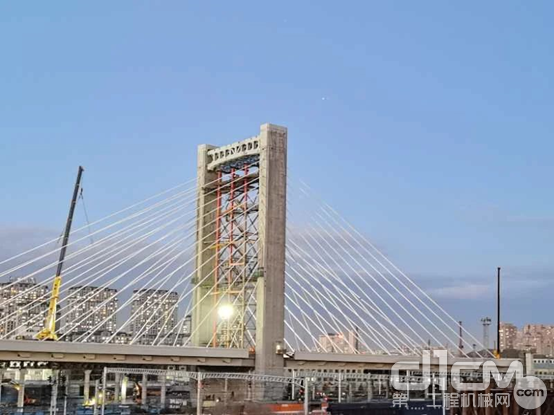 哈尔滨市哈西大街打通工程双塔双索面转体斜拉桥主塔顺利封顶