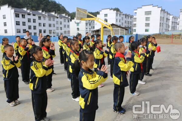 丰元小松希望小学的同学们以自己的方式向来自远方的客人们表示欢迎 